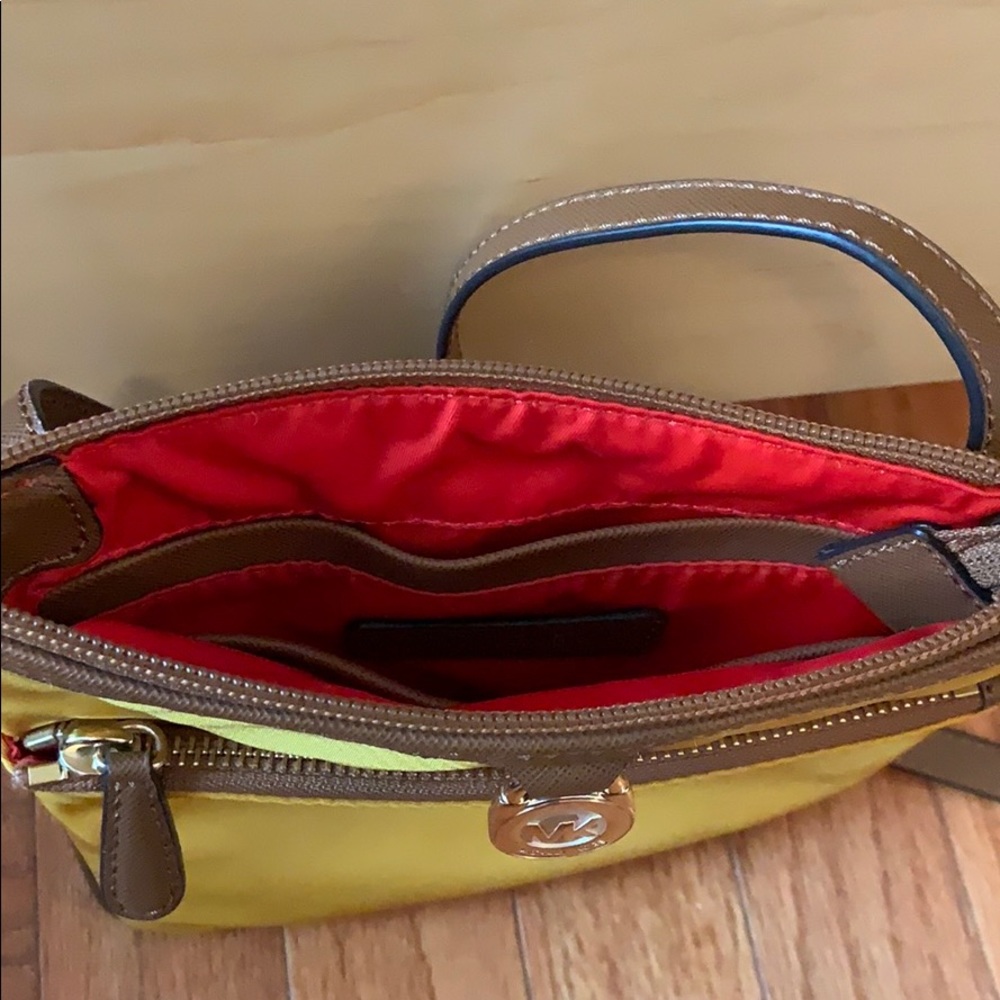 Michael Kors Kempton small crossbody bag - Picture 3 of 5